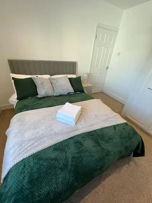 Seaforth Apartments 2 Bedroom Apartment With Parking And Garden By Rockmanstays サウスエンド・オン・シー
