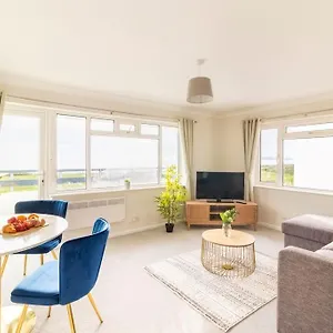 Panoramic Sea View 2 Bedroom Sleeps 6-free Parking Apartment Bournemouth