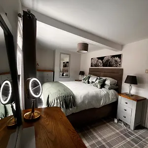 High Street Great For Couples Families And Friends Holiday home Yarm