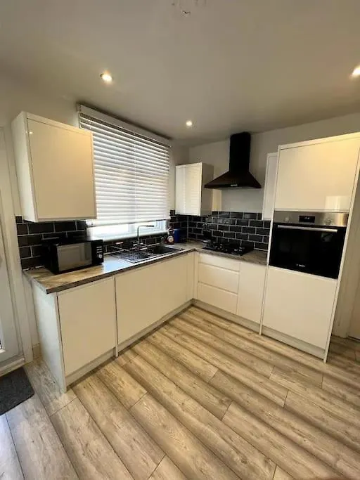 Seaforth Apartments 2 Bedroom Apartment With Parking And Garden By Rockmanstays Southend-on-Sea