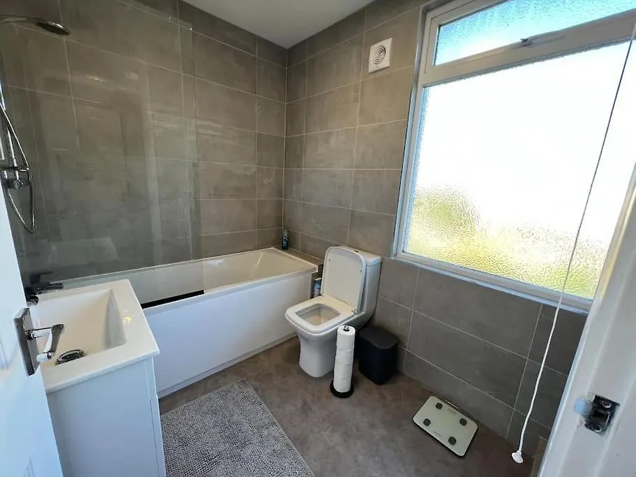 Seaforth Apartments 2 Bedroom Apartment With Parking And Garden By Rockmanstays Southend-on-Sea United Kingdom