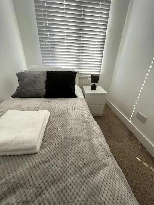Seaforth Apartments 2 Bedroom Apartment With Parking And Garden By Rockmanstays Southend-on-Sea