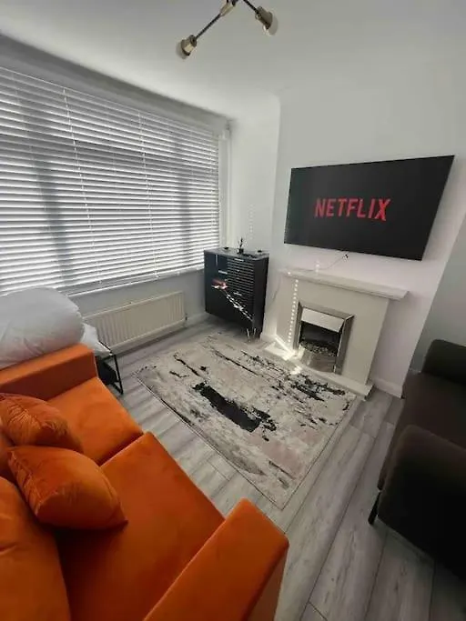Seaforth Apartments 2 Bedroom Apartment With Parking And Garden By Rockmanstays Southend-on-Sea