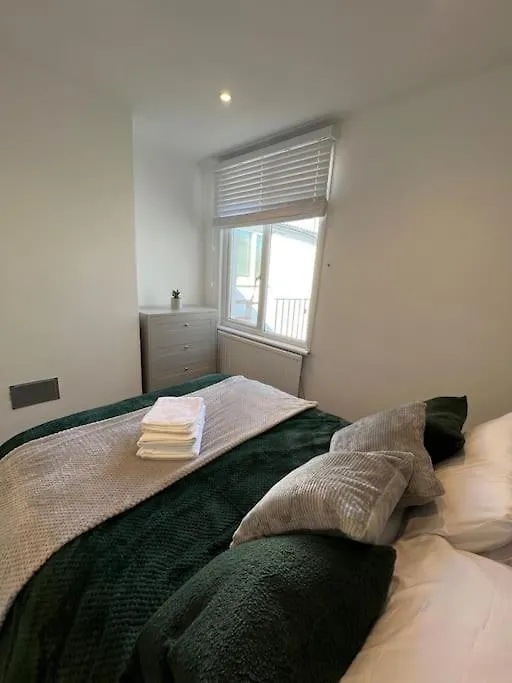 Seaforth Apartments 2 Bedroom Apartment With Parking And Garden By Rockmanstays Southend-on-Sea