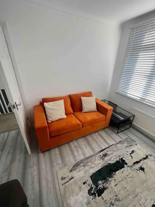 Seaforth Apartments 2 Bedroom Apartment With Parking And Garden By Rockmanstays Southend-on-Sea